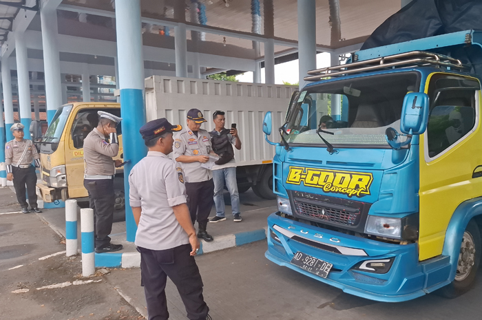 Dishub Jombang bersama Satlantas, polisi militer, Jasa Raharja, dan dinas pendapatan melakukan ramp check (pemeriksaan laik jalan) di Terminal Kepuhsari Jombang, Jumat (21/3) pagi.
