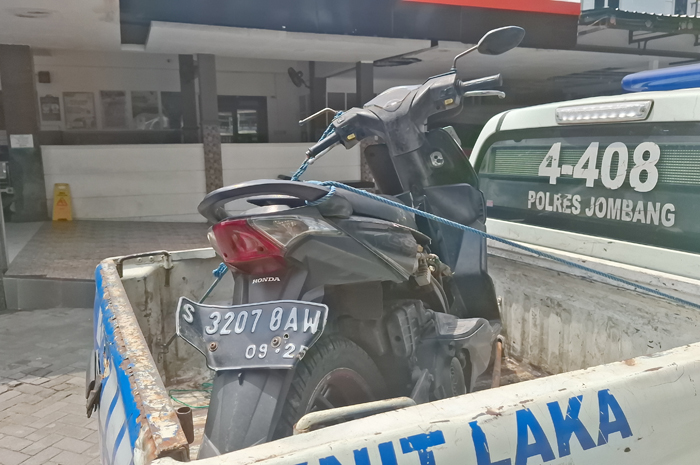 Kendaraan korban kecelakaan di jalan raya Dusun Maron, Desa Sidowarek, Kecamatan Ngoro, Jombang, Jumat (21/3).