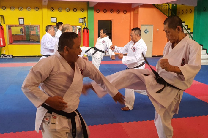 TENDANG: Ketua Harian Forki Jombang, Kwat Prayitno, saat latihan di Dojo Mahameru Jombang, (12/1).