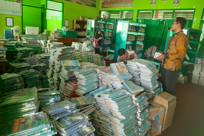MENUMPUK: Belasan eksemplar buku di SMPN 3 Jombang diajukan penghapusan aset.