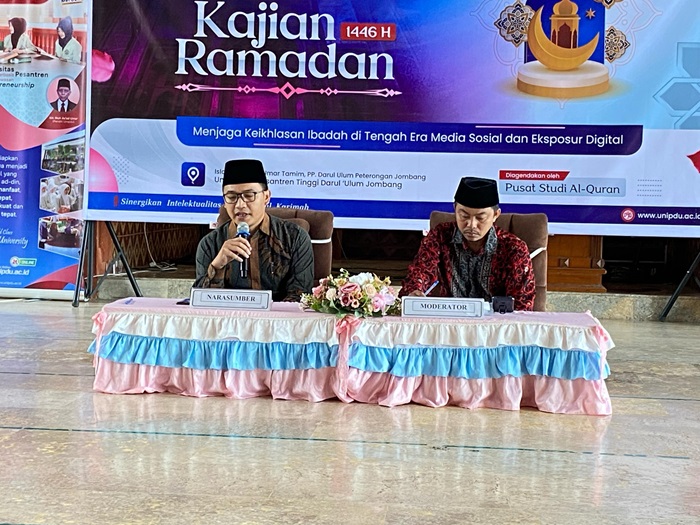 TELADAN: Dosen Unipdu Jombang, Dr Amrulloh Lc MThI saat menjadi narasumber Kajian Ramadan Unipdu, Sabtu (22/3)
