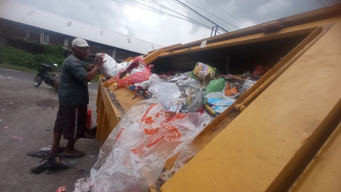 ILUSTRASI: Warga membuang sampah di tempat penampungan sementara (TPS) Desa Tunggorono, Kecamatan Jombang.
