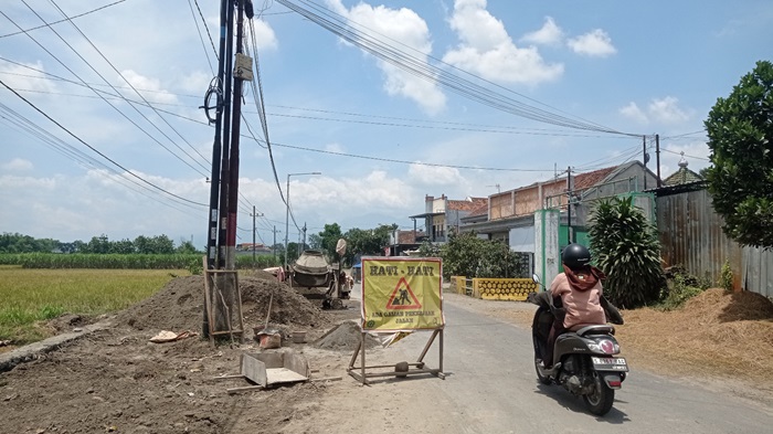 DIPINDAH: Tiang PJU dan fiber optik di ruas Cukir-Mojowarno, Jombang yang terdampak proyek pelebaran jalan (21/3).