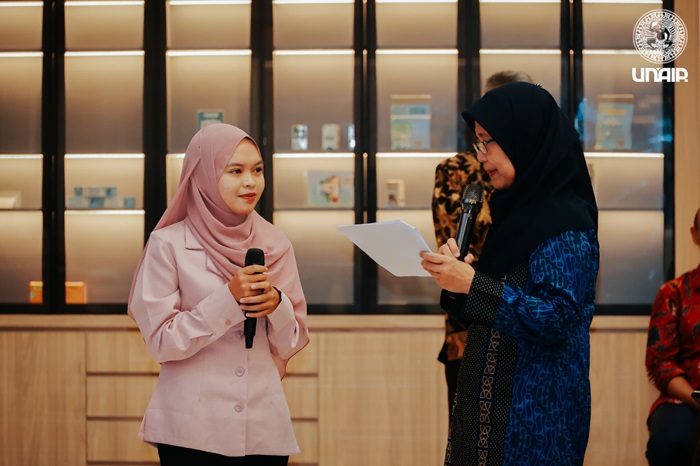 SENANG: Siswi SMKN Kabuh, Jombang, Isnaini Roro Amiati (kiri) saat mendapatkan golden ticket juruan kimia Unair Surabaya.