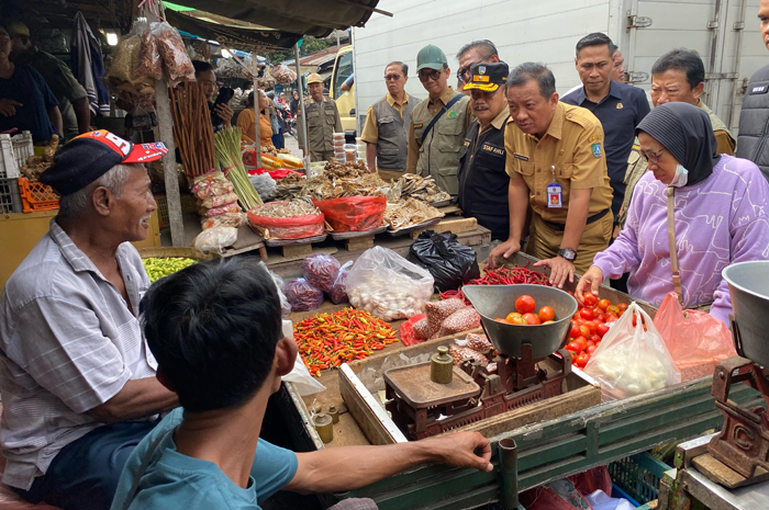 SIDAK: Jelang Lebaran TPID Jombang blusukan ke pasar, Senin (24/3).