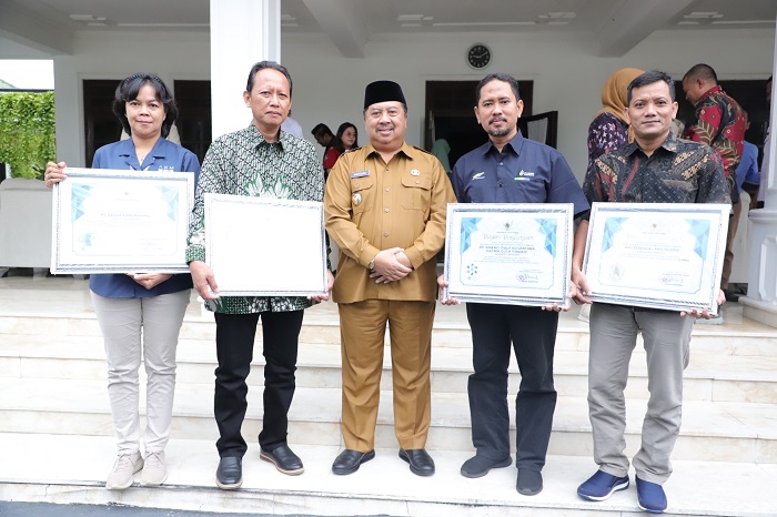 Bupati Jombang Warsubi (tengah) saat foto bersama perwakilan perusahaan.