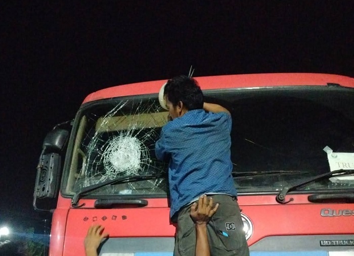 Teror lempar batu kepada pengemudi truk yang melintas di Jl Raya Gedeg-Ploso kembali terulang, Senin (24/3) malam