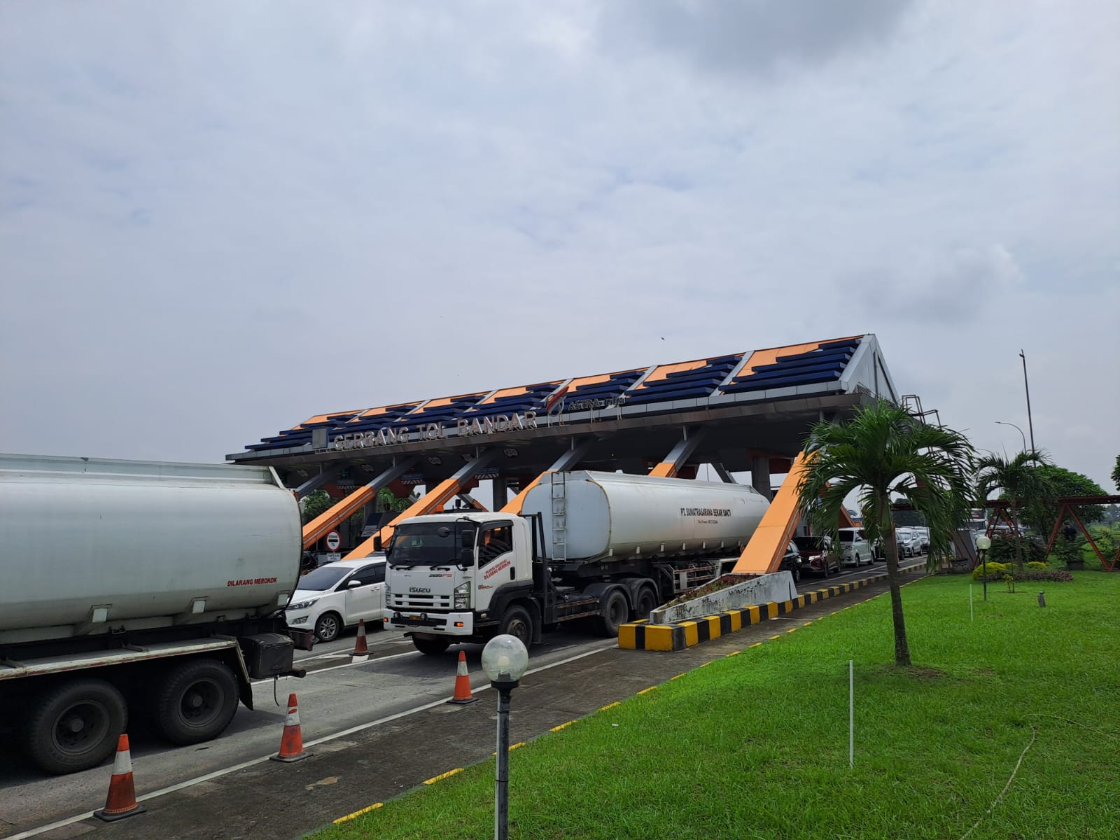 TITIK MACET: Exit tol Bandarkedungmulyo jadi salah satu titik rawan macet di Jombang selama mudik-balik Lebaran.