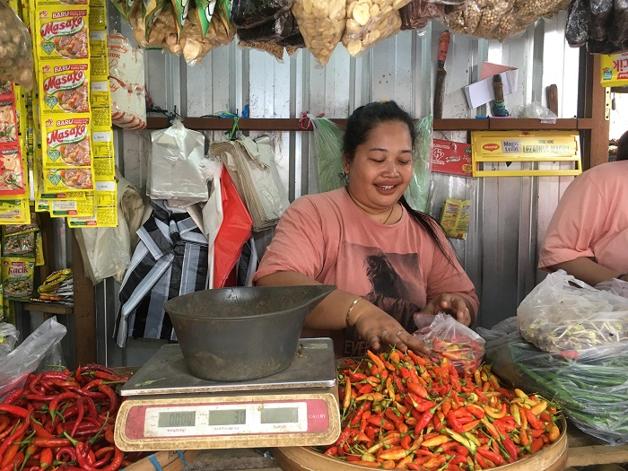 Pedagang melayani penjualan cabai di pasar tradisional
