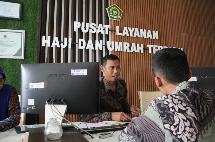 VERIFIKASI BERKAS: Sejumlah CJH melakukan verifikasi berkas jemaah haji di Kantor Kemenag Jombang, (26/3).