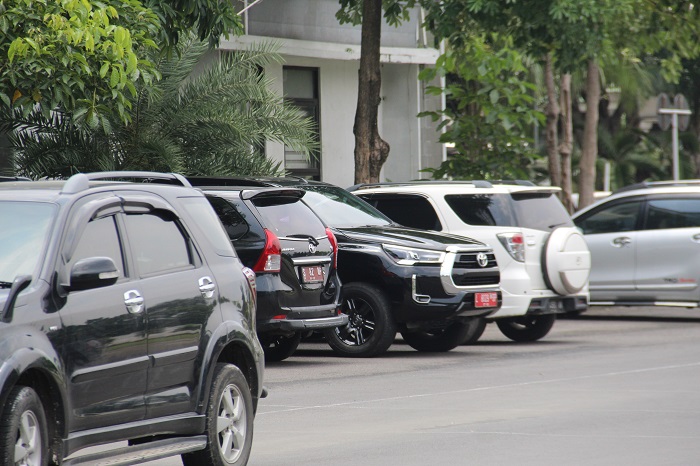 DILARANG DIPAKAI MUDIK: Mobil dinas terparkir di kantor Pemkab Jombang.