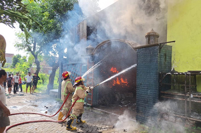 Gudang di areal perumahan Griya Indah, Desa/Kecamatan Jombang terbakar, Rabu (26/3) siang.