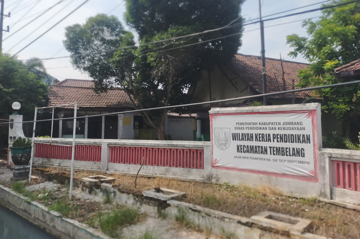 DIKOSONGKAN: Sejumlah barang di kantor wilker diangkut untuk dibawa ke Dinas P dan K Jombang.