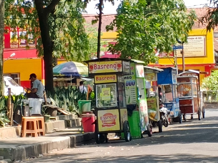 MENJAMUR: Deretan PKL Kebonrojo, Jombang menempati bahu jalan.