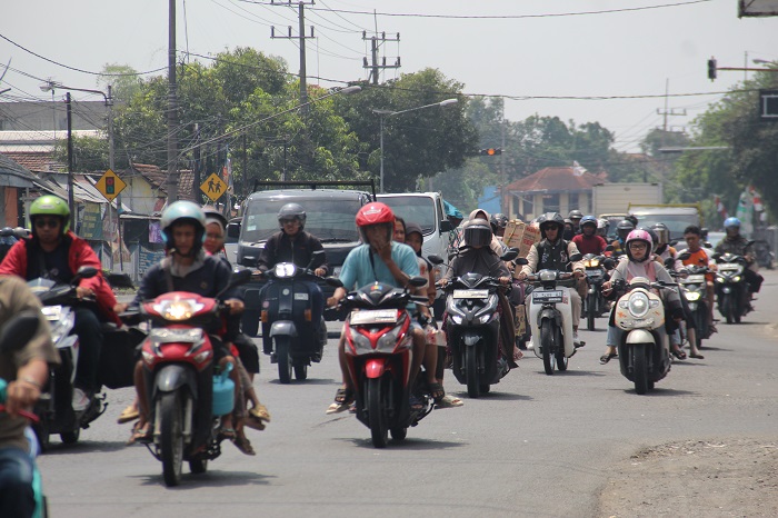 RAMAI: H-3 Lebaran, kendaraan R2 (roda dua) memadati Jalan raya Mojoagung, Jombang mulai Jumat (28/3) pagi.