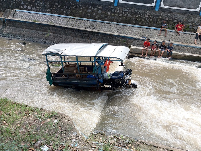 Kecelakaan melibatkan sebuah mobil Fortuner dan motor roda tiga terjadi di jalur provinsi Desa Kayangan, Kecamatan Diwek, Jombang, Jumat (28/3) pagi.