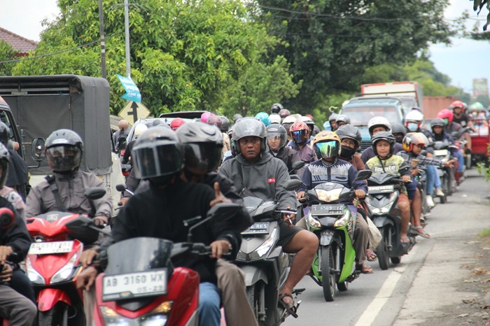 RAMAI: Kondisi Jalan Raya Bandarkedungmulyo terpantau ramai lancar di H-2, Sabtu (29/3).