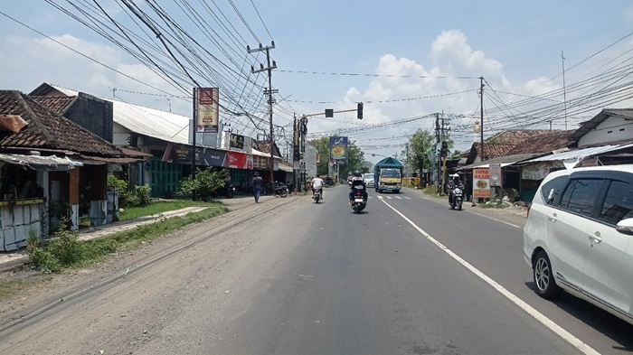 DIUBAH: Durasi lampu lalu lintas di persimpangan jalan provinsi Desa Sentul, Kecamatan Tembelang, Jombang diatur ulang selama mudik Lebaran (26/3).