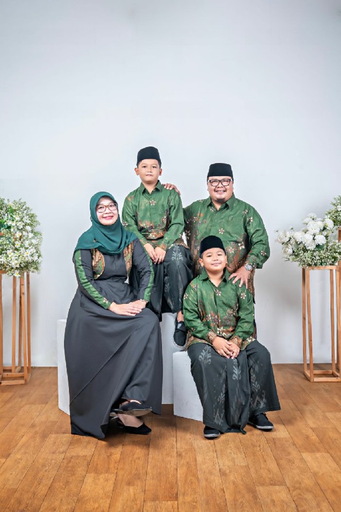 MESRA: Zulfikar Damam Ikhwanto, ketua Kerukunan Antarumat Beragama MUI Jombang foto bersama dengan keluarga.