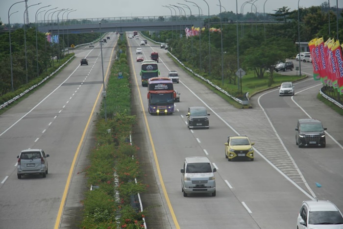 Arus mudik  mulai terlihat meningkat di Tol Jombang-Mojokerto (Jomo), Sabtu (29/3).