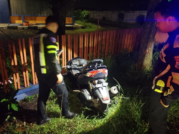 Sejoli pengguna motor tewas akibat kecelakaan tunggal di jalur arteri nasional Desa Sembung, Kecamatan Perak, Jombang Rabu (2/4).