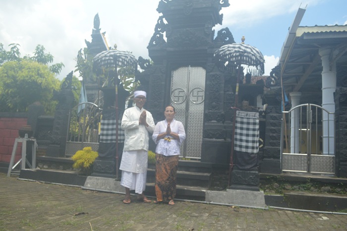 LINTAS AGAMA: Pemangku umat Hindu usai bersembahyang di Pura Amrta Bhuana Dusun Ngepeh, Desa Rejoagung, Kecamatan Ngoro, Jombang
