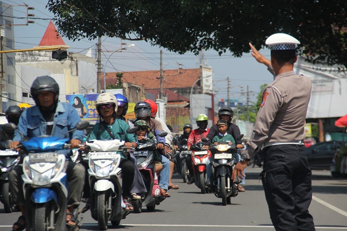 RAMAI LANCAR: Kondisi arus lalin di Jl Raya Mojoagung terpantau ramai lancar, (3/4).