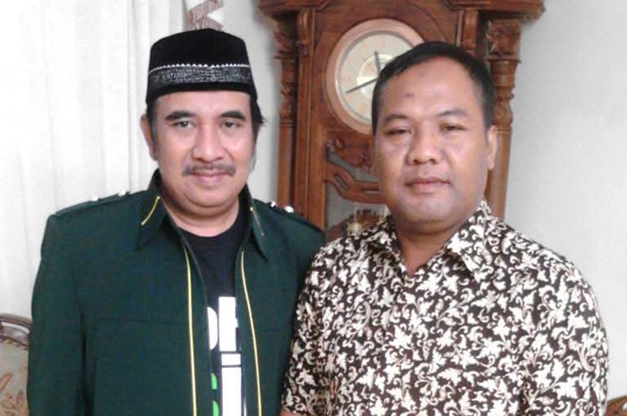 MENTOR: Anom Antono (batik) bersama Ki Enthus Susmono yang merupakan dalang sekaligus mantan Bupati Tegal.