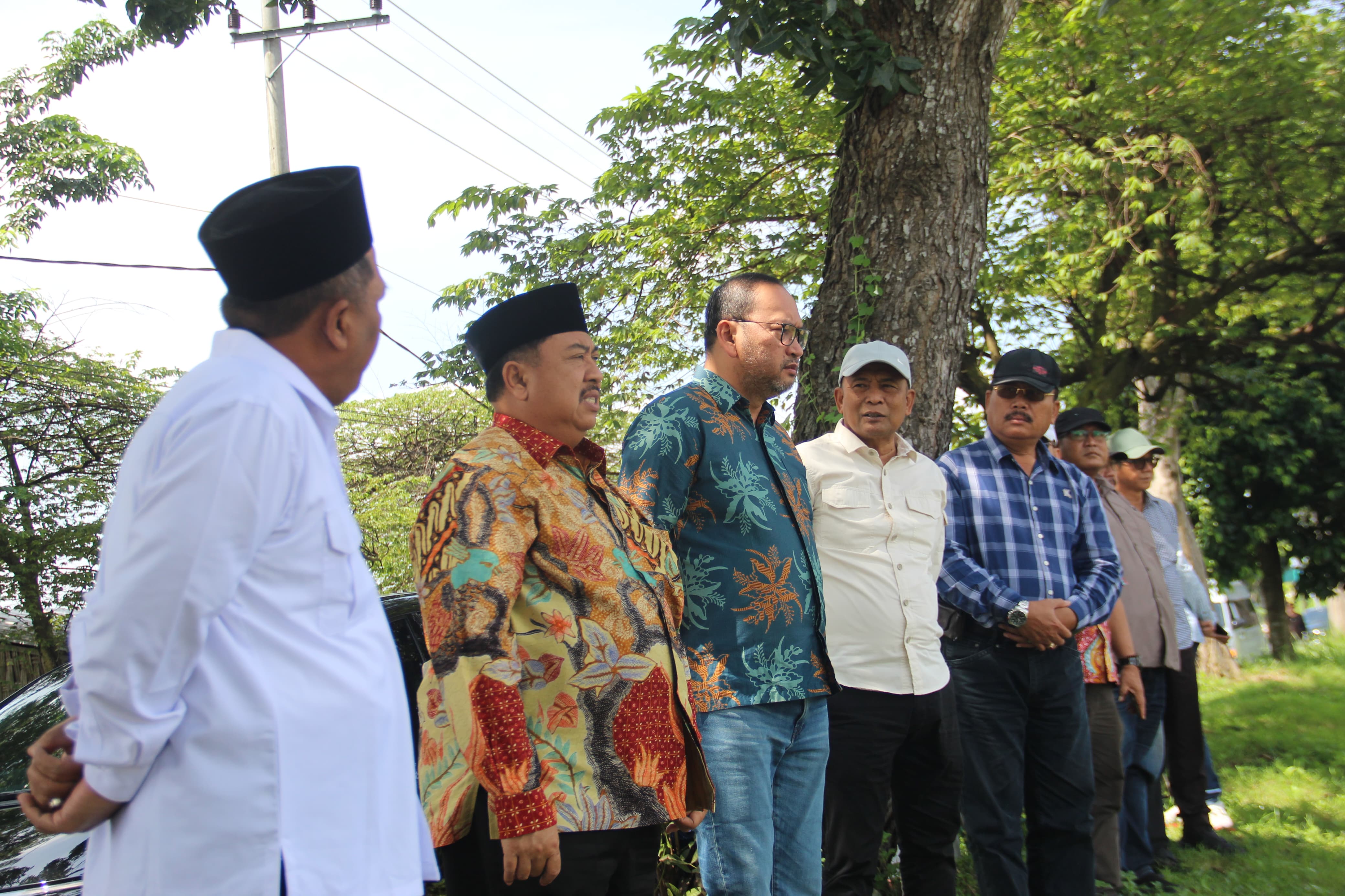 PANTAU: Bupati Jombang Warsub bersama Wabup Salmanudin Yazid saat mendampingi jajaran Kemensos survei lahan di Denanyar, (4/4).