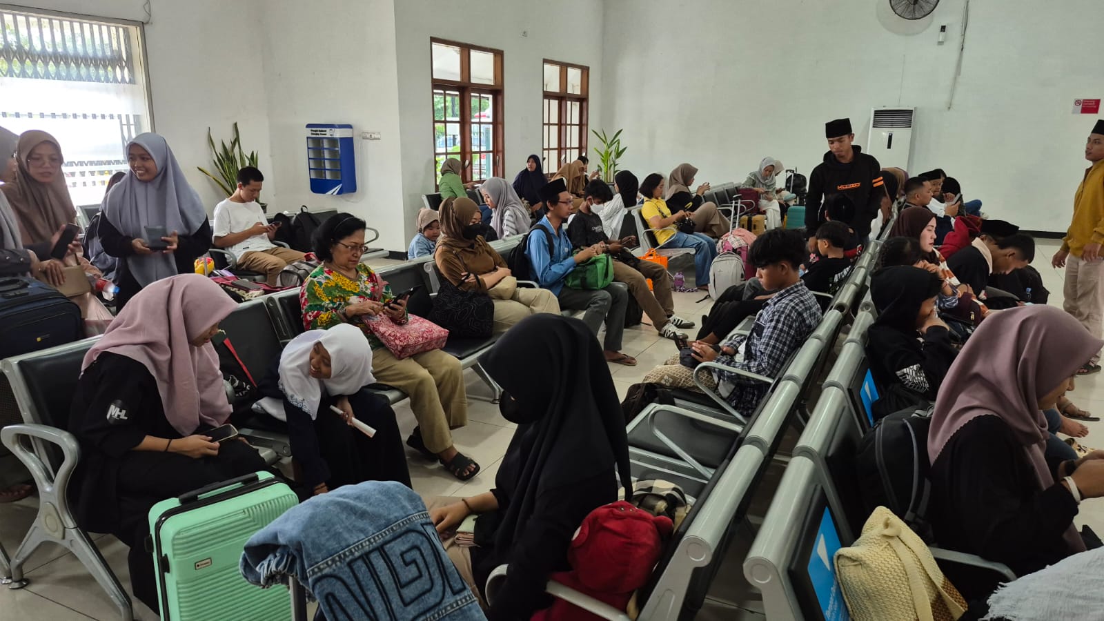 ANTRE: Penumpang menunggu di ruang lobi Stasiun Kereta Api Jombang, (4/4).