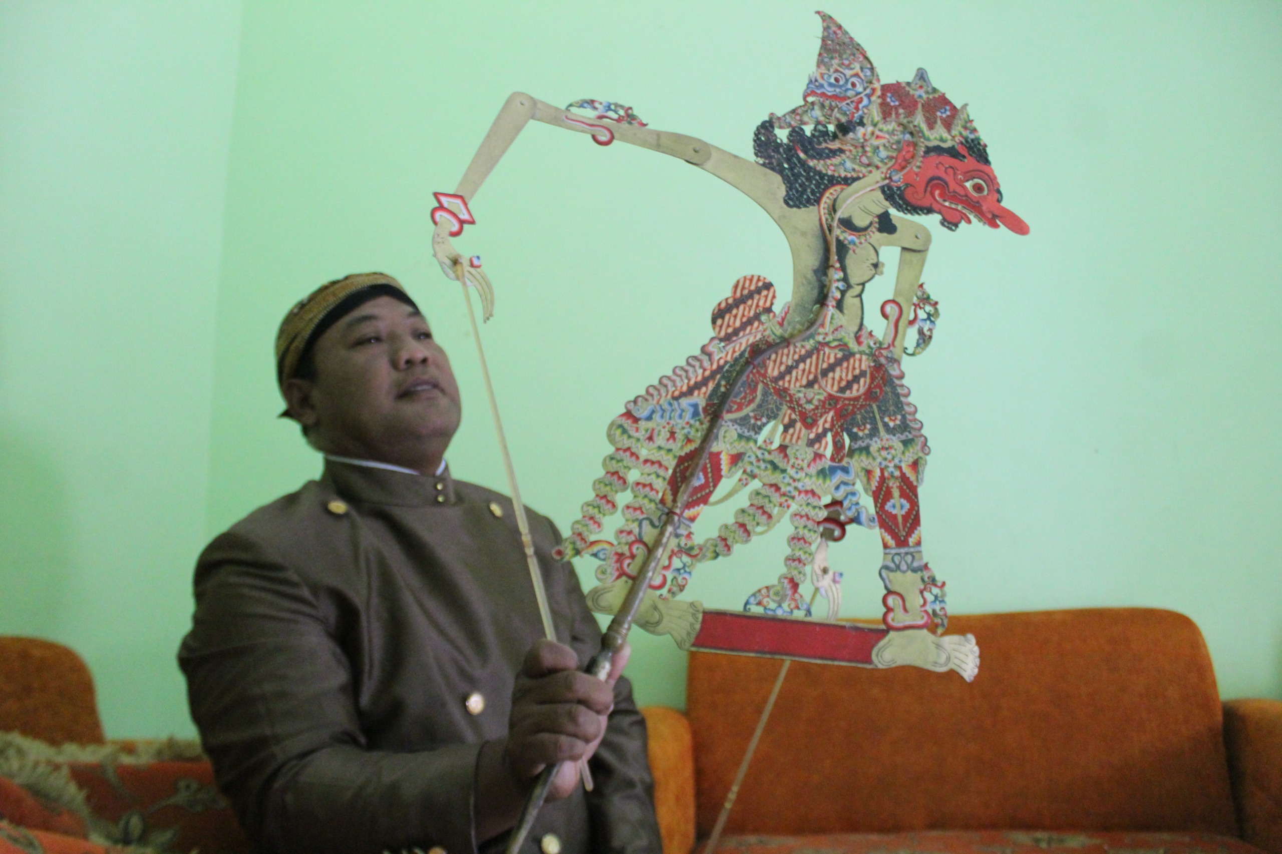 NGURI-NGURI BUDAYA: Anom Antono Pamong Budaya Ahli Muda Sub Koordinator Sejarah dan Nilai Budaya Dinas P dan K Jombang saat menunjukkan koleksi wayang di rumahnya.