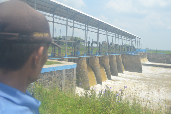 MACET: Empat pintu air Dam Yani Sungai Ngotok Ringkanal di Desa Budugsidorejo, Kecamatan Sumobito, Jombang masih rusak.