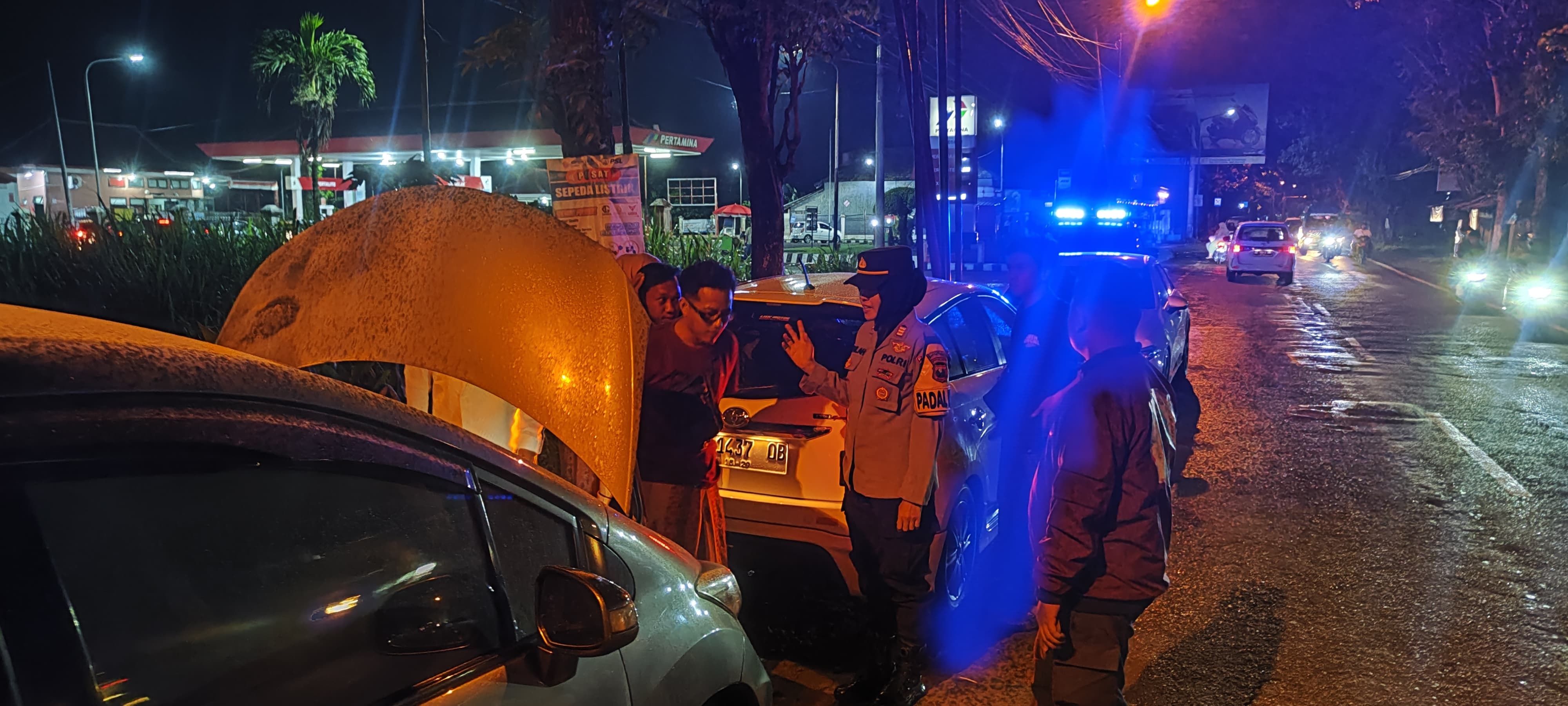 Kebakaran menimpa sebuah mobil milik pemudik saat melintas di depan SPBU Tembelang Rabu (2/4) malam.