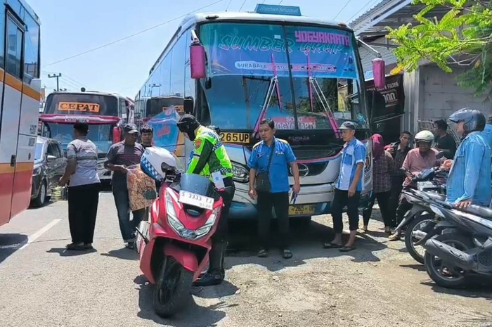 Bus Sugeng Rahayu nopol W 7265 UP ditilang polisi di jalur arteri Bandar Kedungmulyo Jombang, Kamis (3/4)
