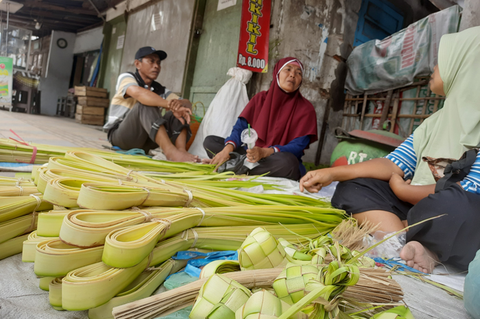 BERKAH LEBARAN: Pedagang janur di Jombang ketiban berkah jelang Lebaran ketupat.