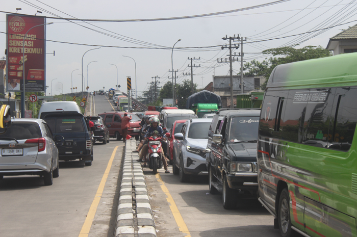 FOTO: Kendaraan mengekor dari simpang 4 sentul sampai Jembatan Ploso Baru, Jombang, Sabtu (5/4)