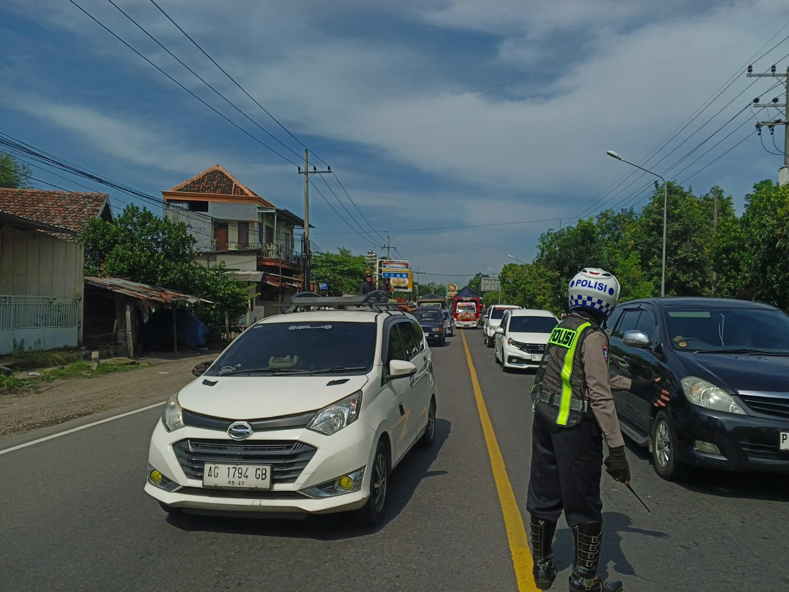 PADAT: Kondisi arus lalu lintas di jalan arteri Bandarkedungmulyo, Jombang.