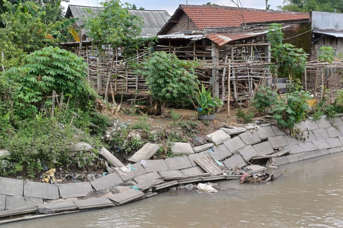 RUSAK: Kondisi proyek plengsengan di Desa Gondek, Kecamatan Mojowarno, Jombang, ambrol.