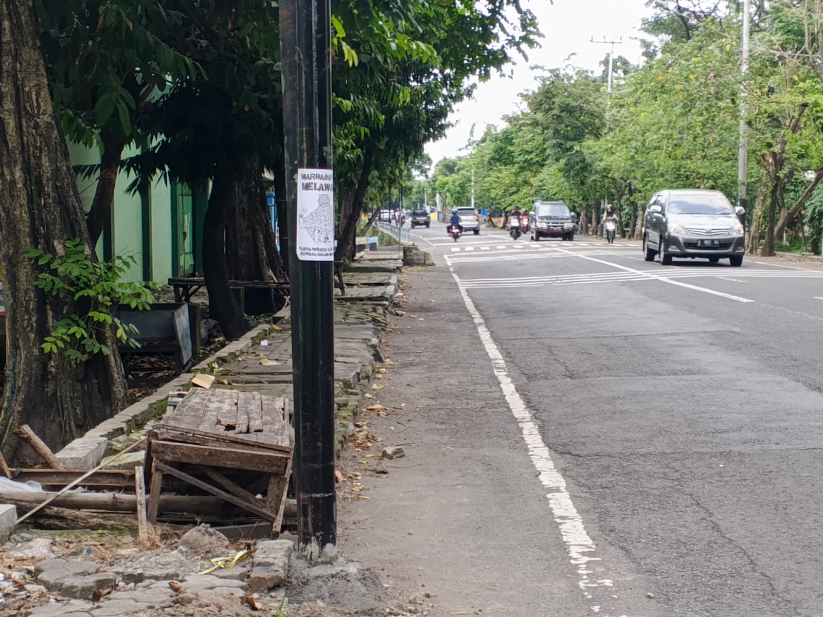 RUSAK: Pemkab Jombang mengalokasikan Rp 1,4 miliar untuk rehabilitasi trotoar di Jalan Kusuma Bangsa.
