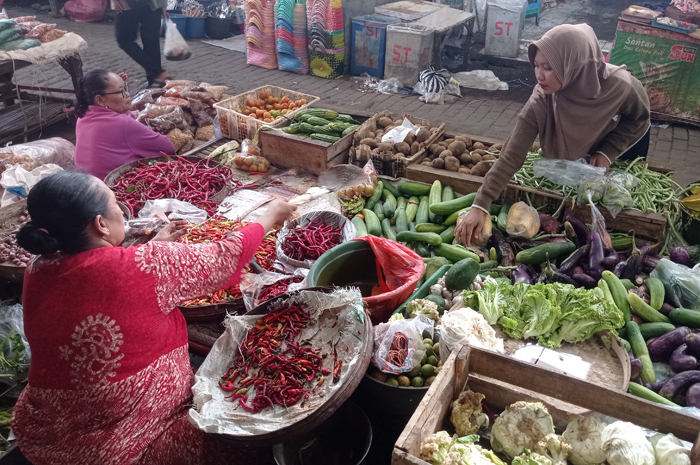 MELAMBUNG: Pedagang Pasar Ploso, Jombang melayani pembeli ditengah harga cabai yang terus naik, Rabu (2/4).