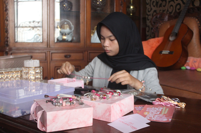 Child Lovely Azzahra Gaviota Rajiin, warga Desa Kepuhkembeng, Kecamatan Peterongan, Jombang membuat gelang paracord.