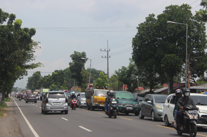 PADAT MERAYAP: kondisi lalu lintas di jalan arteri Bandarkedungmulyo, Jombang, Minggu (6/4).
