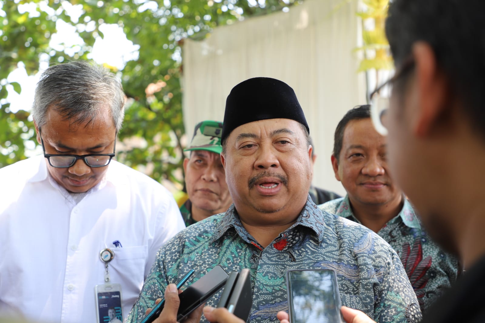 Bupati Jombang Warsubi usai mengikuti tradisi wiwit padi sebelum memulai panen di Desa Plosogeneng, Jombang, Senin (7/8).