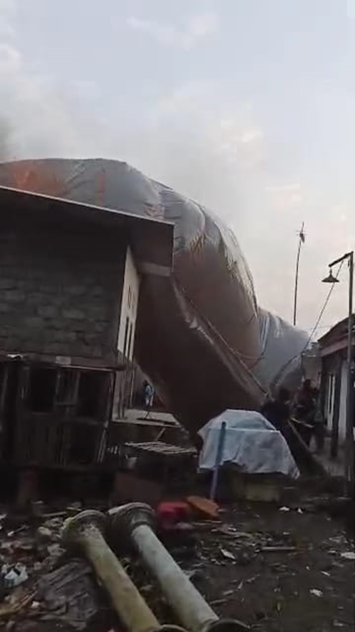 Balon udara setinggi 5 meter jatuh menimpa rumah warga di Dusun Kemambang, Desa/Kecamatan Diwek, Jombang, Senin (7/4) pagi