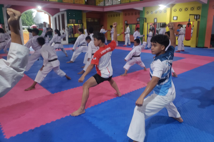 FOTO: Ahmad Algebra Alexander (biru) saat latihan di Dojo Mahameru Jombang.