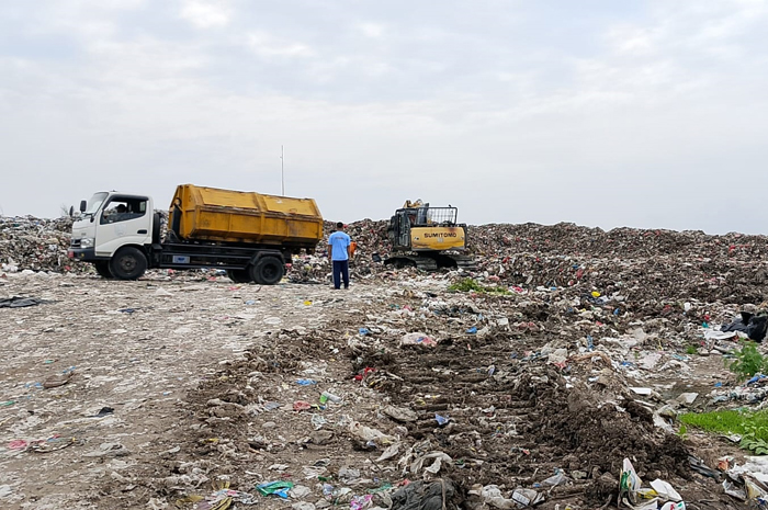 MENINGKAT: Petugas berada di antara tumpukan sampah TPA Banjardowo, Jombang.