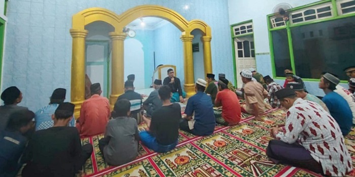 GIAT RUTIN RAMADAN: Kepala Desa Jombok Nugroho Adi Wiyono memberikan arahan saat safari ramadan di salah satu masjid yang ada di Desa Jombok.