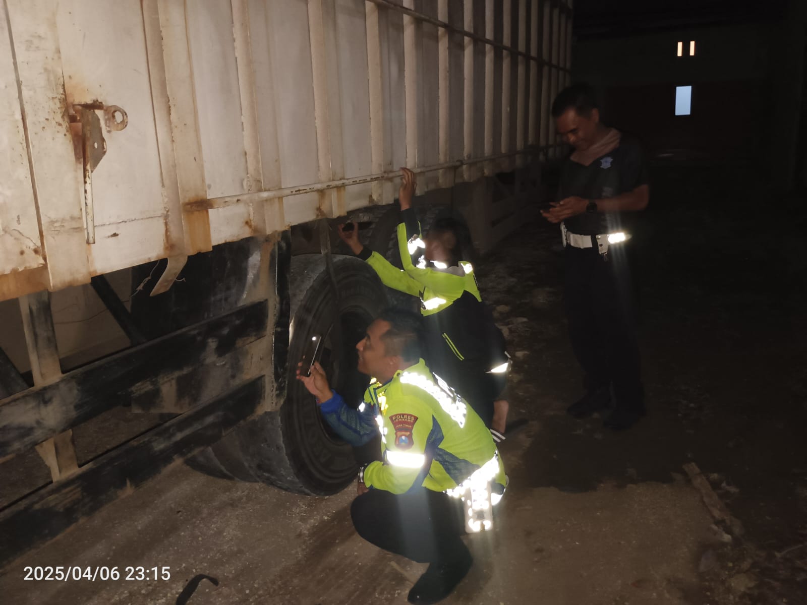 Kasus tabrak lari yang menewaskan pemudik asak Kediri di Jembatan Kayen, Bandarkedungmulyo, Jombang, Sabtu (5/4) pagi akhirnya terungkap.