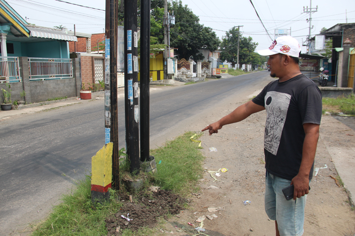 PROTES: Rizal, 40 salah satu warga Desa Tugusumberjo Peterongan, Jombang menunjukkan tiang FO yang baru dipasang, (9/4).