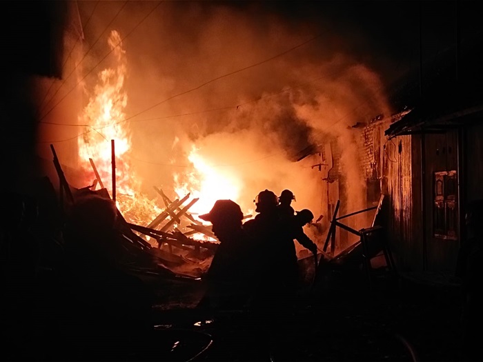Sebuah pabrik kerupuk di Desa Segodorejo, Kecamatan Sumobito, Jombang, terbakar, Kamis (10/4) dini hari.